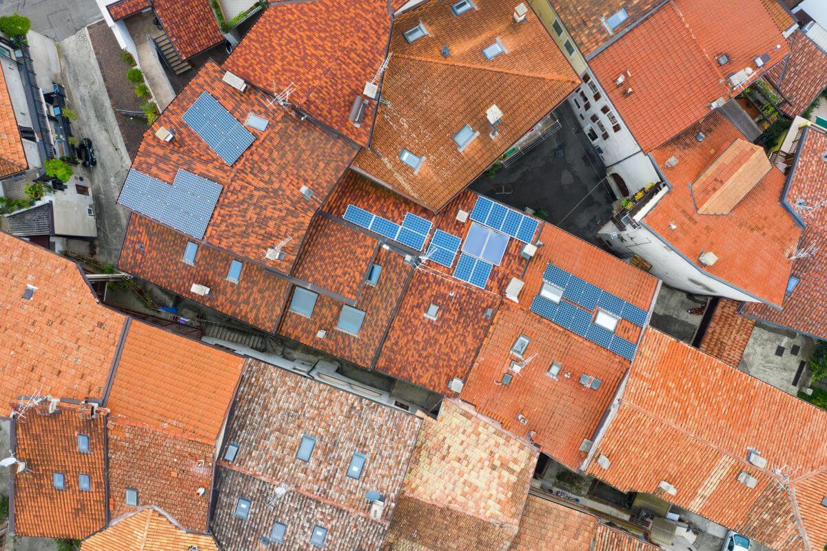Alcuni tetti di case in centro storico con pannelli fotovoltaici tradizionali.