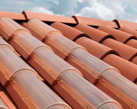 I coppi di alcune tegole fotovoltaiche, con un sottile strato semi trasparente che trasforma la luce solare in elettricità.